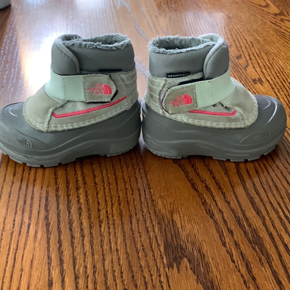 The North Face toddler boots - size 6